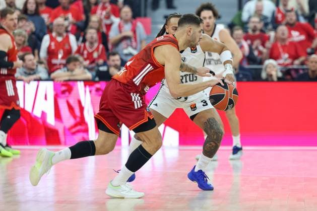 Stefan Jovic (FC Bayern Basketball, 16) mit Carsen Edwards (Virtus Bologna, 03), GER, FC Bayern Basketball vs. Virtus Bologna, Basketball, Euroleague, 8. Spieltag, Saison 2025 2026, 30.10.2025, GER, FC Bayern Basketball vs. Virtus Bologna, Basketball, Euroleague, 8. Spieltag, Saison 2025 2026, 30.10.2025 Muenchen Copyright: xEibner-Pressefoto JennixMaulx EP_JML