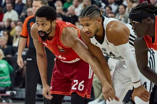 Turkish Airlines EuroLeague Basketball, FC Bayern Munich Basketball vs Virtus Bologna, München FC Bayern Basketball, Munich FC Bayern Basketball, Bologna Virtus, 2025-10-30 in München (SAP Garden) DINWIDDIE Spencer (FC Bayern Munich Basketball Guard (Nr26) BAY26 ), JALLOW Karim (Virtus Bologna Forward (Nr.34) (VIR34)) sportworld München SAP Garden Bayern Deutschland