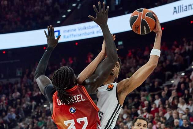 Turkish Airlines EuroLeague Basketball, FC Bayern Munich Basketball vs Virtus Bologna, München FC Bayern Basketball, Munich FC Bayern Basketball, Bologna Virtus, 2025-10-30 in München (SAP Garden) ALSTON JR. Derrick (Virtus Bologna Forward (Nr.21) (VIR21)), GABRIEL Wenyen (FC Bayern Munich Basketball Center (Nr32) BAY32 ) sportworld München SAP Garden Bayern Deutschland