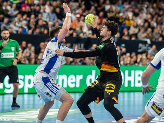Mario Grgic (Deutschland, 71) im Zweikampf mit Elvar Oern Joensson (Island, 09), Deutschland vs. Island, Handball, Laenderspiel, Herren, Spielzeit 2025 2026, 30.10.2025, Deutschland vs. Island, Handball, Laenderspiel, Herren, Spielzeit 2025 2026, 30.10.2025 Nürnberg Copyright: xEibner-Pressefoto MichaelxSchmidx EP_MST