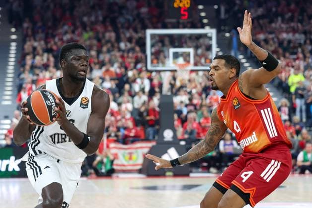 Mouhamet Diouf (Virtus Bologna, 35) mit Xavier Rathan-Mayes (FC Bayern Basketball, 04), GER, FC Bayern Basketball vs. Virtus Bologna, Basketball, Euroleague, 8. Spieltag, Saison 2025 2026, 30.10.2025, GER, FC Bayern Basketball vs. Virtus Bologna, Basketball, Euroleague, 8. Spieltag, Saison 2025 2026, 30.10.2025 Muenchen Copyright: xEibner-Pressefoto JennixMaulx EP_JML