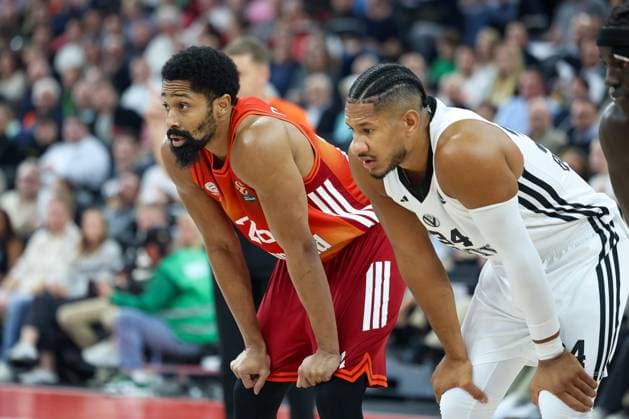Spencer Dinwiddie (FC Bayern Basketball, 26) mit Karim Jallow (Virtus Bologna, 34), GER, FC Bayern Basketball vs. Virtus Bologna, Basketball, Euroleague, 8. Spieltag, Saison 2025 2026, 30.10.2025, GER, FC Bayern Basketball vs. Virtus Bologna, Basketball, Euroleague, 8. Spieltag, Saison 2025 2026, 30.10.2025 Muenchen Copyright: xEibner-Pressefoto JennixMaulx EP_JML