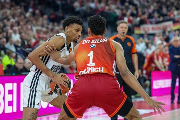 Derrick Alston Jr. (Virtus Bologna, 21) mit Oscar da Silva (FC Bayern Basketball, 01), GER, FC Bayern Basketball vs. Virtus Bologna, Basketball, Euroleague, 8. Spieltag, Saison 2025 2026, 30.10.2025, GER, FC Bayern Basketball vs. Virtus Bologna, Basketball, Euroleague, 8. Spieltag, Saison 2025 2026, 30.10.2025 Muenchen Copyright: xEibner-Pressefoto JennixMaulx EP_JML