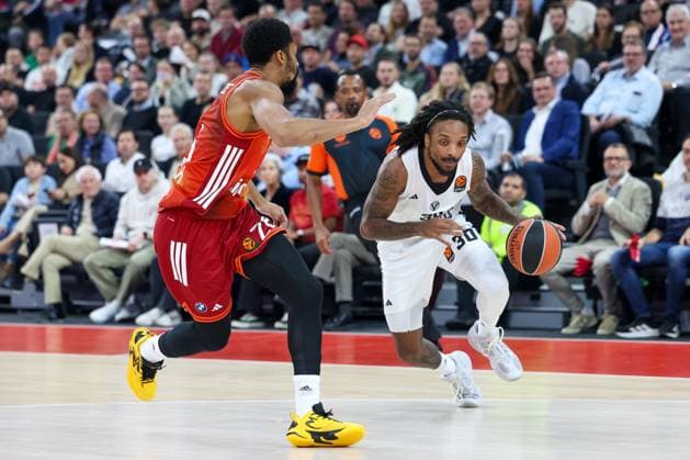 Matthew Morgan (Virtus Bologna, 30) mit Spencer Dinwiddie (FC Bayern Basketball, 26), GER, FC Bayern Basketball vs. Virtus Bologna, Basketball, Euroleague, 8. Spieltag, Saison 2025 2026, 30.10.2025, GER, FC Bayern Basketball vs. Virtus Bologna, Basketball, Euroleague, 8. Spieltag, Saison 2025 2026, 30.10.2025 Muenchen Copyright: xEibner-Pressefoto JennixMaulx EP_JML