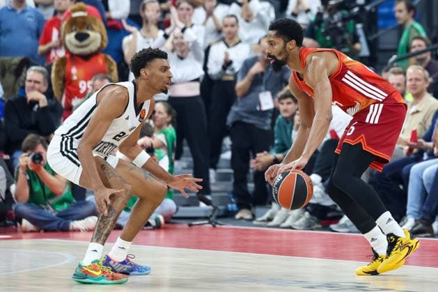 Spencer Dinwiddie (FC Bayern Basketball, 26) mit Derrick Alston Jr. (Virtus Bologna, 21), GER, FC Bayern Basketball vs. Virtus Bologna, Basketball, Euroleague, 8. Spieltag, Saison 2025 2026, 30.10.2025, GER, FC Bayern Basketball vs. Virtus Bologna, Basketball, Euroleague, 8. Spieltag, Saison 2025 2026, 30.10.2025 Muenchen Copyright: xEibner-Pressefoto JennixMaulx EP_JML