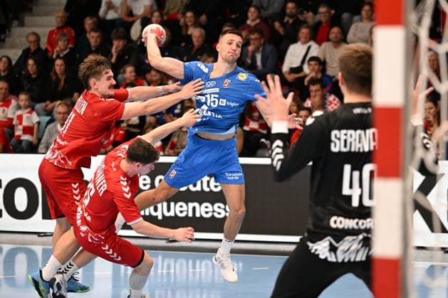 MURI BEI BERN, SWITZERLAND - OCTOBER 30: Leon Ljevar of Croatia c) against Aellen Felix of Switzerland c), Leopold Noam of Switzerland l) and Seravalli Mathieu of Switzerland r) during the Handball International Friendly, Länderspiel, Nationalmannschaft Switzerland - Croatia on October 30, 2025 in Muri bei Bern, Switzerland. Muri bei Bern Die Mobiliar Arena Bern Switzerland Copyright: xJustPictures.ch ManuelxWinterbergerx jp-en-EuSpIm-MWI_4790