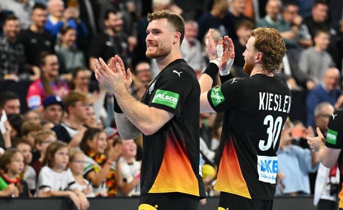 30.10.2025 - Handball - Länderspiel : Deutschland gg Island - - xwoxzix - Johannes Golla (4, Deutschland ) Tom Kiesler (30, Deutschland ) nach Spielende