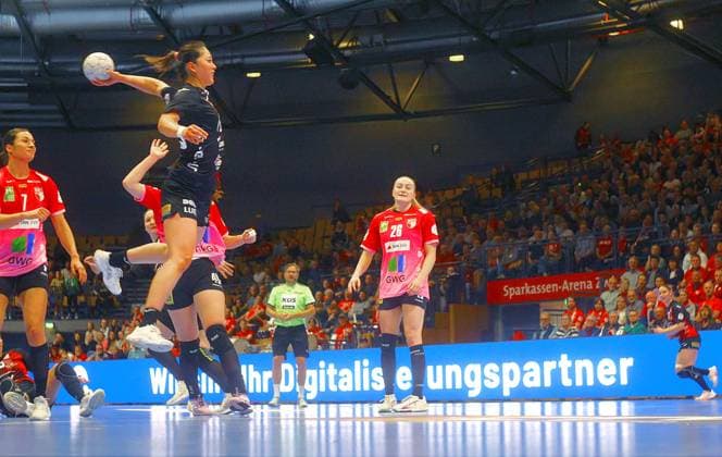 Torwurf von Kaho Nakayama (Zwickau) Handball Frauen 1.Bundesliga 2025 26 BSV Sachsen Zwickau - SV Union Halle-Neustadt am 30.10.2025 in der Sparkassen-Arena Zwickau BSV Sachsen Zwickau - Union Halle-Neustadt