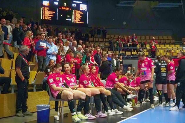 Enttäuschung nach dem Schlusspfiff bei den Spielerinnen von Halle-Neustadt Handball Frauen 1.Bundesliga 2025 26 BSV Sachsen Zwickau - SV Union Halle-Neustadt 30:23 am 30.10.2025 in der Sparkassen-Arena Zwickau BSV Sachsen Zwickau - Union Halle-Neustadt