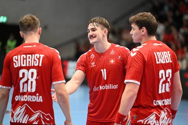 MURI BEI BERN, SWITZERLAND - OCTOBER 30: Aellen Felix of Switzerland c) talking with Sigrist Luca of Switzerland l) and Laube Lukas of Switzerland r) during the Handball International Friendly, Länderspiel, Nationalmannschaft Switzerland - Croatia on October 30, 2025 in Muri bei Bern, Switzerland. Muri bei Bern Die Mobiliar Arena Bern Switzerland Copyright: xJustPictures.ch ManuelxWinterbergerx jp-en-EuSpIm-MWI_4786