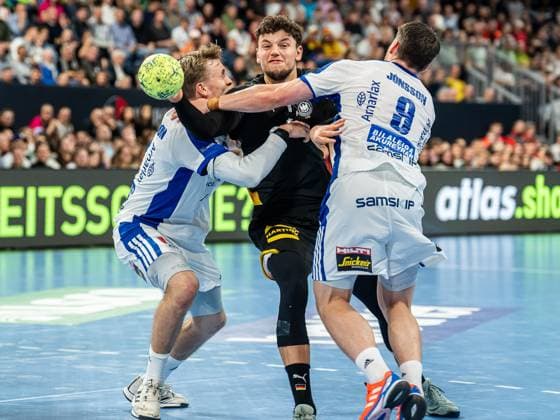 Mario Grgic (Deutschland, 71) im Duell mit Yimir Oern Gislason (Island, 11) und Elvar Oern Joensson (Island, 09), Deutschland vs. Island, Handball, Laenderspiel, Herren, Spielzeit 2025 2026, 30.10.2025, Deutschland vs. Island, Handball, Laenderspiel, Herren, Spielzeit 2025 2026, 30.10.2025 Nürnberg Copyright: xEibner-Pressefoto MichaelxSchmidx EP_MST