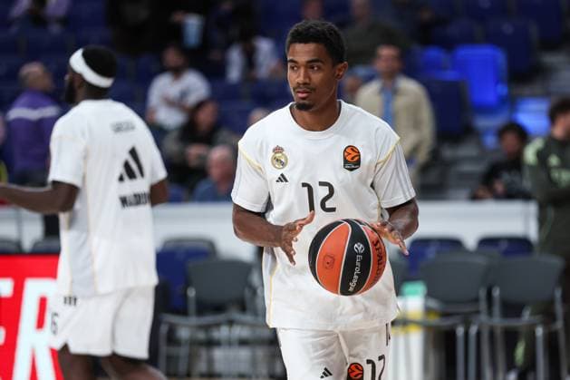 October 21, 2025, Madrid, Madrid, SPAIN: Theo Maledon of Real Madrid warms up during the EuroLeague Regular Season Round 8 match between Real Madrid and Fenerbahce Beko Istanbul at Movistar Arena on October 30, 2025 in Madrid, Spain. Madrid SPAIN - ZUMAa181 20251021_zaa_a181_427 Copyright: xIrinaxR.xHipolitox