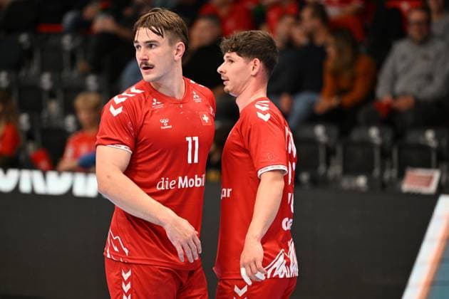 MURI BEI BERN, SWITZERLAND - OCTOBER 30: Aellen Felix of Switzerland l) talking with his Teammate during the Handball International Friendly, Länderspiel, Nationalmannschaft Switzerland - Croatia on October 30, 2025 in Muri bei Bern, Switzerland. Muri bei Bern Die Mobiliar Arena Bern Switzerland Copyright: xJustPictures.ch ManuelxWinterbergerx jp-en-EuSpIm-MWI_4755