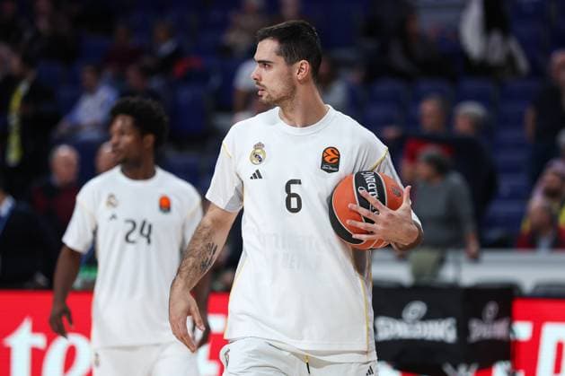 October 21, 2025, Madrid, Madrid, SPAIN: Theo Maledon of Real Madrid warms up during the EuroLeague Regular Season Round 8 match between Real Madrid and Fenerbahce Beko Istanbul at Movistar Arena on October 30, 2025 in Madrid, Spain. Madrid SPAIN - ZUMAa181 20251021_zaa_a181_434 Copyright: xIrinaxR.xHipolitox