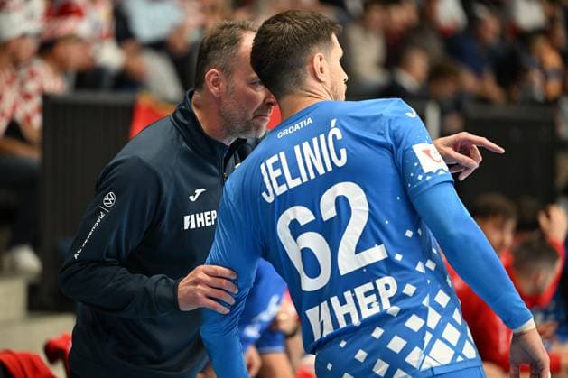 MURI BEI BERN, SWITZERLAND - OCTOBER 30: Headcoach Dagur Sigurdsson of Croatia l) talking with Marin Jelinic of Croatia r) during the Handball International Friendly, Länderspiel, Nationalmannschaft Switzerland - Croatia on October 30, 2025 in Muri bei Bern, Switzerland. Muri bei Bern Die Mobiliar Arena Bern Switzerland Copyright: xJustPictures.ch ManuelxWinterbergerx jp-en-EuSpIm-MWI_4683