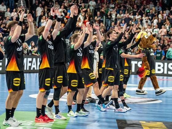Deutschland bei der La Ola nach dem Spiel, Deutschland vs. Island, Handball, Laenderspiel, Herren, Spielzeit 2025 2026, 30.10.2025, Deutschland vs. Island, Handball, Laenderspiel, Herren, Spielzeit 2025 2026, 30.10.2025 Nürnberg Copyright: xEibner-Pressefoto MichaelxSchmidx EP_MST