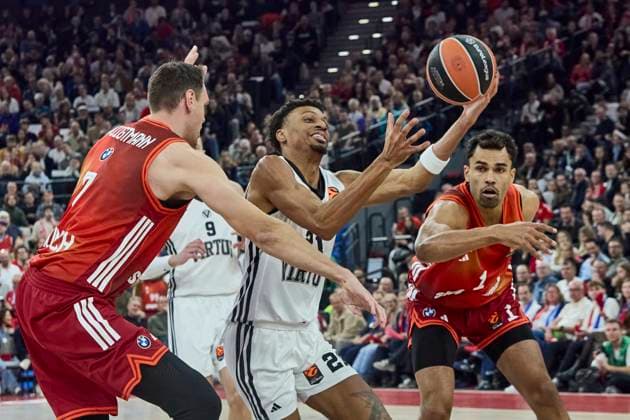 Turkish Airlines EuroLeague Basketball, FC Bayern Munich Basketball vs Virtus Bologna, München FC Bayern Basketball, Munich FC Bayern Basketball, Bologna Virtus, 2025-10-30 in München (SAP Garden) ALSTON JR. Derrick (Virtus Bologna Forward (Nr.21) (VIR21)), VOIGTMANN Johannes (FC Bayern Munich Basketball Center (Nr7) BAY7 ), DA SILVA Oscar (FC Bayern Munich Basketball Forward (Nr1) BAY1 ) sportworld München SAP Garden Bayern Deutschland
