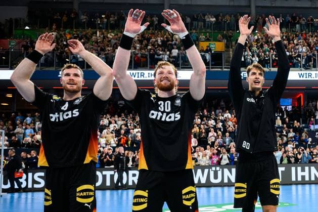 Nuernberg: Handball - Laenderspiel - Deutschland - Island v.li. Johannes Golla (Deutschland), Tom Kiesler (Deutschland), Julian Köster Koester (Deutschland) Jubel Freude Emotion Nuernberg PSD Bank Arena Bayern Deutschland