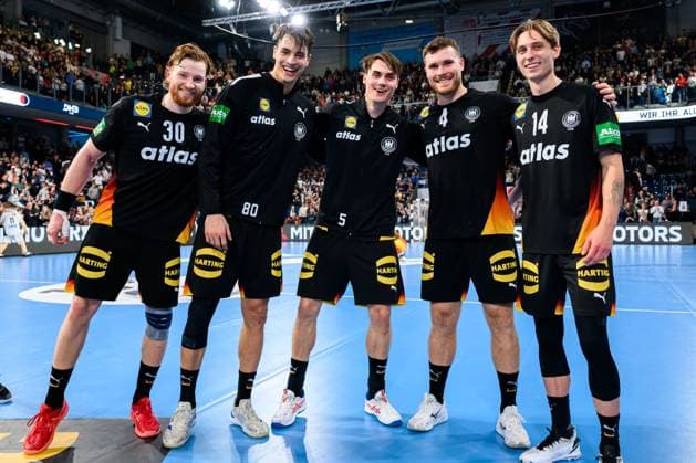Nuernberg: Handball - Laenderspiel - Deutschland - Island v.li. Tom Kiesler (Deutschland), Julian Köster Koester (Deutschland), Miro Schluroff (Deutschland), Johannes Golla (Deutschland), Mathis Häseler Haeseler (Deutschland) Nuernberg PSD Bank Arena Bayern Deutschland