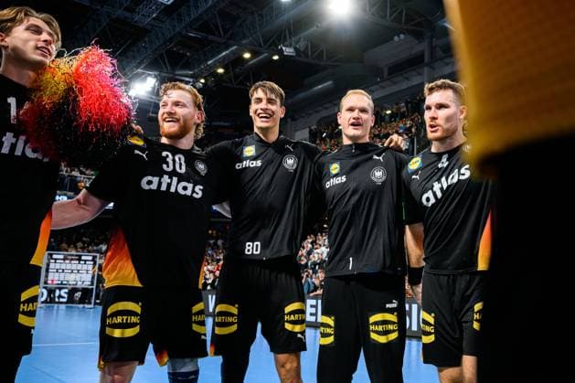 Nuernberg: Handball - Laenderspiel - Deutschland - Island v.li. Mathis Häseler Haeseler (Deutschland), Tom Kiesler (Deutschland), Julian Köster Koester (Deutschland), Torhueter David Späth David Spaeth (Deutschland), Johannes Golla (Deutschland) Schlussjubel Schlußjubel Emotion Freude Nuernberg PSD Bank Arena Bayern Deutschland