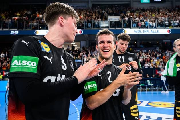 Nuernberg: Handball - Laenderspiel - Deutschland - Island v.li. Nils Lichtlein (Deutschland), Tim Freihöfer Freihoefer (Deutschland) lachend laechelnd gut gelaunt grinst grinsend Nuernberg PSD Bank Arena Bayern Deutschland