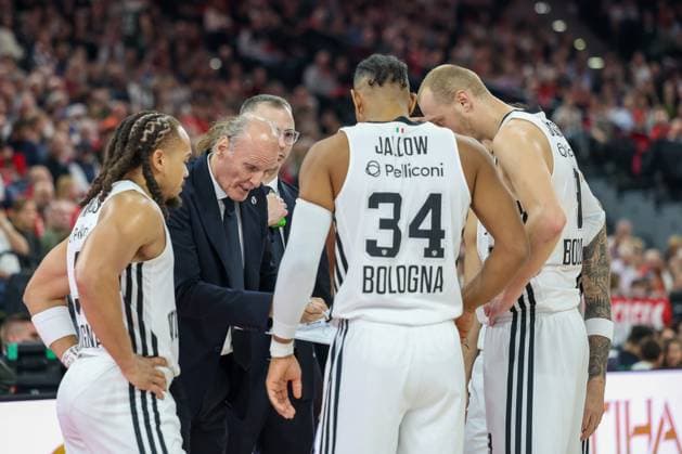Teambesprechung Virtus Bologna, Dusko Ivanovic (Virtus Bologna, Cheftrainer) mit Carsen Edwards (Virtus Bologna, 03) und Karim Jallow (Virtus Bologna, 34), mit Alen Smailagic (Virtus Bologna, 09), GER, FC Bayern Basketball vs. Virtus Bologna, Basketball, Euroleague, 8. Spieltag, Saison 2025 2026, 30.10.2025, GER, FC Bayern Basketball vs. Virtus Bologna, Basketball, Euroleague, 8. Spieltag, Saison 2025 2026, 30.10.2025 Muenchen Copyright: xEibner-Pressefoto JennixMaulx EP_JML