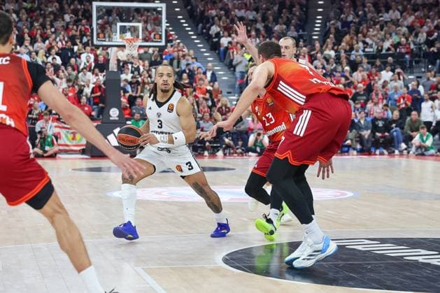 Carsen Edwards (Virtus Bologna, 03) mit Andreas Obst (FC Bayern Basketball, 13) und Johannes Voigtmann (FC Bayern Basketball, 07), GER, FC Bayern Basketball vs. Virtus Bologna, Basketball, Euroleague, 8. Spieltag, Saison 2025 2026, 30.10.2025, GER, FC Bayern Basketball vs. Virtus Bologna, Basketball, Euroleague, 8. Spieltag, Saison 2025 2026, 30.10.2025 Muenchen Copyright: xEibner-Pressefoto JennixMaulx EP_JML