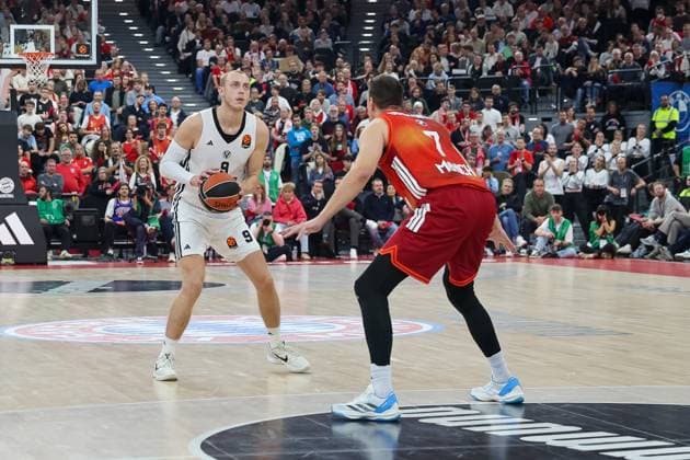 Alen Smailagic (Virtus Bologna, 09) mit Johannes Voigtmann (FC Bayern Basketball, 07), GER, FC Bayern Basketball vs. Virtus Bologna, Basketball, Euroleague, 8. Spieltag, Saison 2025 2026, 30.10.2025, GER, FC Bayern Basketball vs. Virtus Bologna, Basketball, Euroleague, 8. Spieltag, Saison 2025 2026, 30.10.2025 Muenchen Copyright: xEibner-Pressefoto JennixMaulx EP_JML