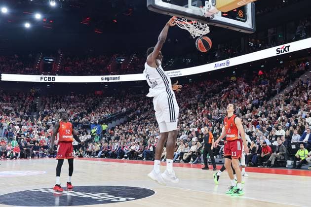 Saliou Niang (Virtus Bologna, 07) am Korb, mit Vladimir Lucic (FC Bayern Basketball, 11) und Wenyen Gabriel (FC Bayern Basketball, 32), GER, FC Bayern Basketball vs. Virtus Bologna, Basketball, Euroleague, 8. Spieltag, Saison 2025 2026, 30.10.2025, GER, FC Bayern Basketball vs. Virtus Bologna, Basketball, Euroleague, 8. Spieltag, Saison 2025 2026, 30.10.2025 Muenchen Copyright: xEibner-Pressefoto JennixMaulx EP_JML
