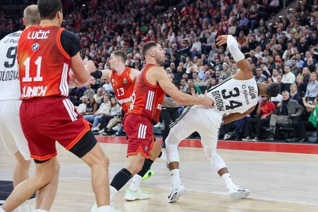 Foul von Stefan Jovic (FC Bayern Basketball, 16) an Karim Jallow (Virtus Bologna, 34), GER, FC Bayern Basketball vs. Virtus Bologna, Basketball, Euroleague, 8. Spieltag, Saison 2025 2026, 30.10.2025, GER, FC Bayern Basketball vs. Virtus Bologna, Basketball, Euroleague, 8. Spieltag, Saison 2025 2026, 30.10.2025 Muenchen Copyright: xEibner-Pressefoto JennixMaulx EP_JML
