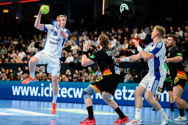 Nuernberg: Handball - Laenderspiel - Deutschland - Island v.li. Haukur Prastarson (Island), Tom Kiesler (Deutschland), Islands Ellidi Snaer Vidarsson (Island) Nuernberg PSD Bank Arena Bayern Deutschland