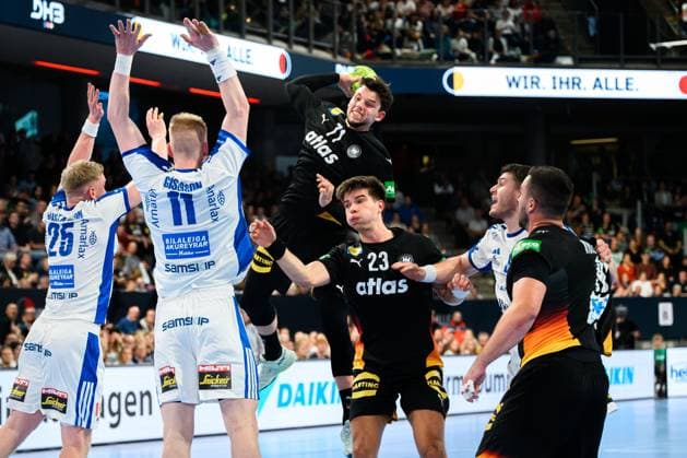 Nuernberg: Handball - Laenderspiel - Deutschland - Island v.li. Haukur Prastarson (Island), Islands Ymir Örn Gislason (Island), Marko Grgic (Deutschland), Renars Uscins (Deutschland) Nuernberg PSD Bank Arena Bayern Deutschland
