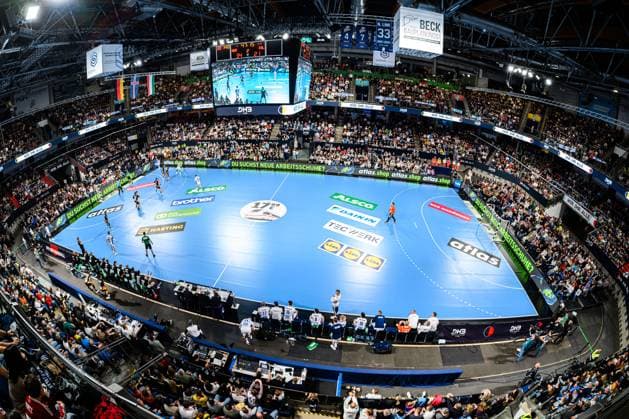 Nuernberg: Handball - Laenderspiel - Deutschland - Island Übersicht, Innenansicht, Spielstätte, Arena, Zuschauer, Fankurve Fans Fanblock Nuernberg PSD Bank Arena Bayern Deutschland