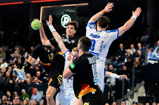 Nuernberg: Handball - Laenderspiel - Deutschland - Island Julian Köster Koester (Deutschland) mit dem Pass auf Jannik Kohlbacher (Deutschland) Nuernberg PSD Bank Arena Bayern Deutschland