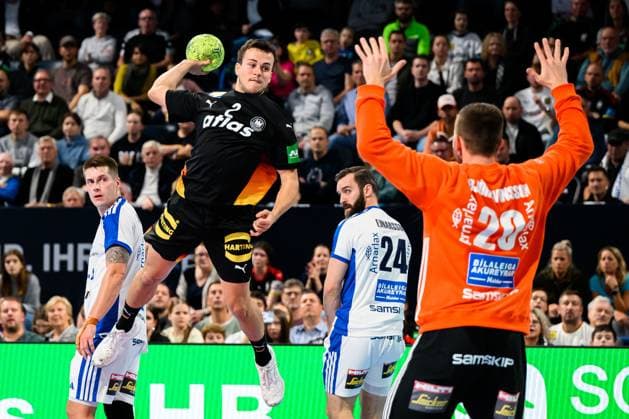 Nuernberg: Handball - Laenderspiel - Deutschland - Island Tim Freihöfer Freihoefer (Deutschland), Islands Torhueter Agust Bjoergvinsson (Island) Nuernberg PSD Bank Arena Bayern Deutschland