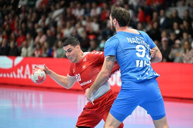MURI BEI BERN, SWITZERLAND - OCTOBER 30: Maros Luka of Switzerland l) against Veron Nacinovic of Croatia r) during the Handball International Friendly, Länderspiel, Nationalmannschaft Switzerland - Croatia on October 30, 2025 in Muri bei Bern, Switzerland. Muri bei Bern Die Mobiliar Arena Bern Switzerland Copyright: xJustPictures.ch ManuelxWinterbergerx jp-en-EuSpIm-MWI_4664