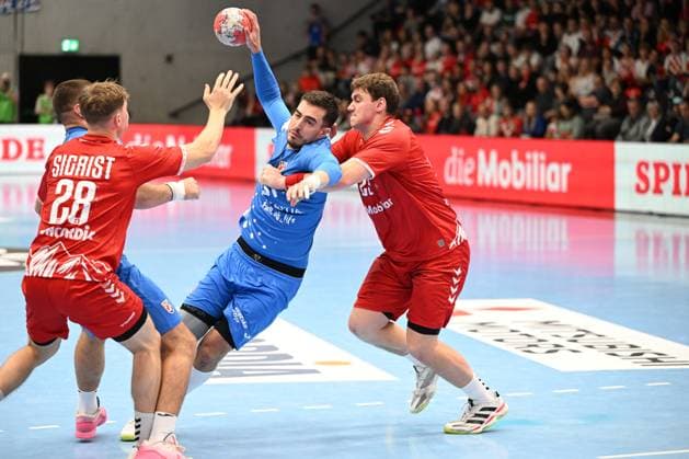 MURI BEI BERN, SWITZERLAND - OCTOBER 30: Vistorop Filip of Croatia c) against Sigrist Luca of Switzerland l) and Laube Lukas of Switzerland r) during the Handball International Friendly, Länderspiel, Nationalmannschaft Switzerland - Croatia on October 30, 2025 in Muri bei Bern, Switzerland. Muri bei Bern Die Mobiliar Arena Bern Switzerland Copyright: xJustPictures.ch ManuelxWinterbergerx jp-en-EuSpIm-MWI_4815