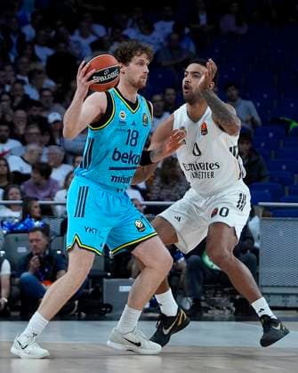 Real Madrid s Try Lyles (r) and Fenerbahce Beko Istambul s Mikael Jantunen during Euroleague Regular Season Round 8 match. October 30, 2025. (2025103001)