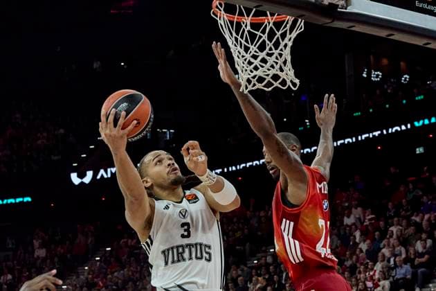 Turkish Airlines EuroLeague Basketball, FC Bayern Munich Basketball vs Virtus Bologna, München FC Bayern Basketball, Munich FC Bayern Basketball, Bologna Virtus, 2025-10-30 in München (SAP Garden) EDWARDS Carsen (Virtus Bologna Guard (Nr.3) (VIR3)), MIKE Isiaha (FC Bayern Munich Basketball Forward ( Nr22) BAY22 ) sportworld München SAP Garden Bayern Deutschland