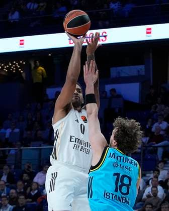 REAL MADRID v FENERBAHCE BEKO ISTANBUL. EUROLEAGUE 2025 2026. REGULAR SEASON. ROUND 8. Real Madrid s Try Lyles (l) and Fenerbahce Beko Istambul s Mikael Jantunen during Euroleague Regular Season Round 8 match. October 30, 2025. (ALTERPHOTOS Acero) MadridSpain  Copyright: xAcerox
