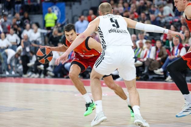 Vladimir Lucic (FC Bayern Basketball, 11) mit Alen Smailagic (Virtus Bologna, 09), GER, FC Bayern Basketball vs. Virtus Bologna, Basketball, Euroleague, 8. Spieltag, Saison 2025 2026, 30.10.2025, GER, FC Bayern Basketball vs. Virtus Bologna, Basketball, Euroleague, 8. Spieltag, Saison 2025 2026, 30.10.2025 Muenchen Copyright: xEibner-Pressefoto JennixMaulx EP_JML