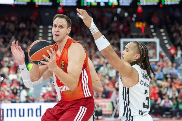 Johannes Voigtmann (FC Bayern Basketball, 07) mit Carsen Edwards (Virtus Bologna, 03), GER, FC Bayern Basketball vs. Virtus Bologna, Basketball, Euroleague, 8. Spieltag, Saison 2025 2026, 30.10.2025, GER, FC Bayern Basketball vs. Virtus Bologna, Basketball, Euroleague, 8. Spieltag, Saison 2025 2026, 30.10.2025 Muenchen Copyright: xEibner-Pressefoto JennixMaulx EP_JML