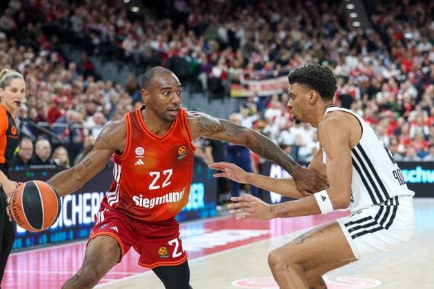 Isiaha Mike (FC Bayern Basketball, 22) mit Derrick Alston Jr. (Virtus Bologna, 21), GER, FC Bayern Basketball vs. Virtus Bologna, Basketball, Euroleague, 8. Spieltag, Saison 2025 2026, 30.10.2025, GER, FC Bayern Basketball vs. Virtus Bologna, Basketball, Euroleague, 8. Spieltag, Saison 2025 2026, 30.10.2025 Muenchen Copyright: xEibner-Pressefoto JennixMaulx EP_JML