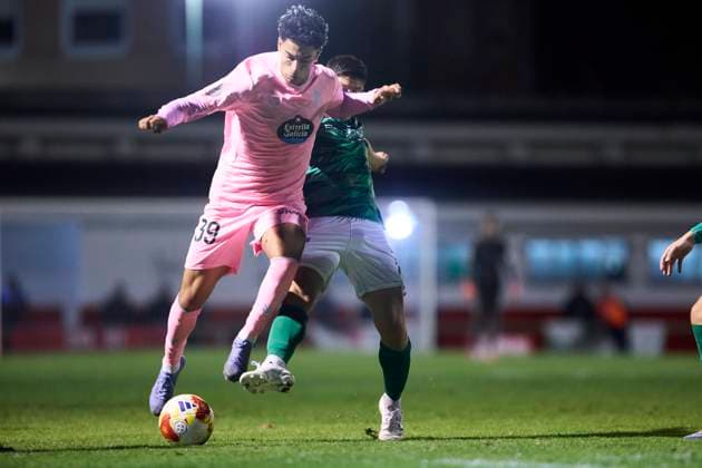 Puerto de Vega CF v RC Celta - Copa del Rey ASTURIAS, SPAIN - OCTOBER 30: Jones El-Abdellaoui of RC Celta de Vigo competes for the ball during the Copa del Rey first round match between Puerto de Vega CF and RC Celta at Campo Municipal El Pardo on October 30, 2025 in Asturias, Spain. (Photo by Diego Simon Photo Players Images Magara Press) Asturias Estadio Municipal El Pardo Spain Copyright: xDiegoxSimonx
