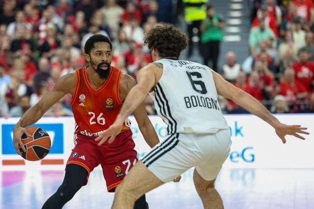 Spencer Dinwiddie (FC Bayern Basketball, 26) mit Alessandro Pajola (Virtus Bologna, 06), GER, FC Bayern Basketball vs. Virtus Bologna, Basketball, Euroleague, 8. Spieltag, Saison 2025 2026, 30.10.2025, GER, FC Bayern Basketball vs. Virtus Bologna, Basketball, Euroleague, 8. Spieltag, Saison 2025 2026, 30.10.2025 Muenchen Copyright: xEibner-Pressefoto JennixMaulx EP_JML