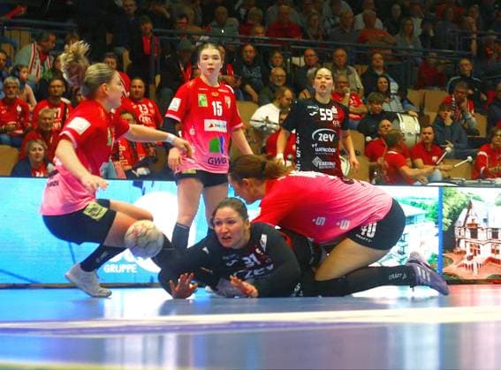 Viktoria Marksteiner (Halle, v.l.), Victoria Hasselbusch (Zwickau) und Tena Petika (Halle) kämpfen um den Ball, hinten Fabienne Büch (Halle) und Kaho Nakayama (Zwickau) Handball Frauen 1.Bundesliga 2025 26 BSV Sachsen Zwickau - SV Union Halle-Neustadt 30:23 am 30.10.2025 in der Sparkassen-Arena Zwickau BSV Sachsen Zwickau - Union Halle-Neustadt