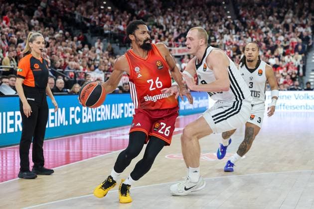 Spencer Dinwiddie (FC Bayern Basketball, 26) mit Alen Smailagic (Virtus Bologna, 09) und Carsen Edwards (Virtus Bologna, 03), GER, FC Bayern Basketball vs. Virtus Bologna, Basketball, Euroleague, 8. Spieltag, Saison 2025 2026, 30.10.2025, GER, FC Bayern Basketball vs. Virtus Bologna, Basketball, Euroleague, 8. Spieltag, Saison 2025 2026, 30.10.2025 Muenchen Copyright: xEibner-Pressefoto JennixMaulx EP_JML