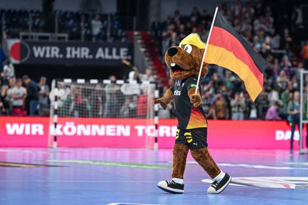 DHB - 25 26 - Deutschland - Island am 30.10.2025 in der PSD Bank Nuernberg ARENA in Nuernberg Maskottchen Hanniball