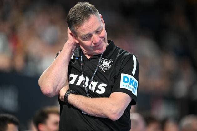 DHB - 25 26 - Deutschland - Island am 30.10.2025 in der PSD Bank Nuernberg ARENA in Nuernberg Trainer Alfred Gislason (Deutschland) unzufrieden, enttäuscht, enttaeuscht, niedergeschlagen.