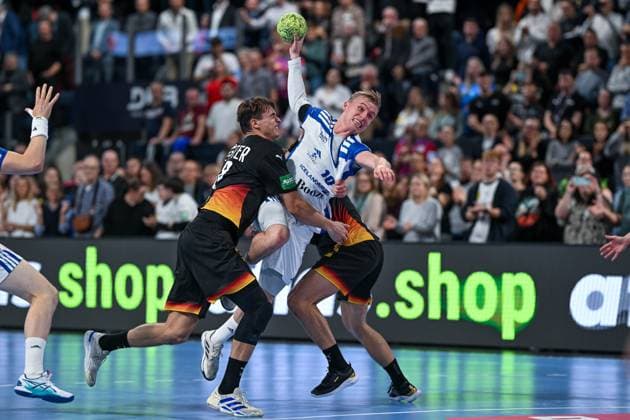 DHB - 25 26 - Deutschland - Island am 30.10.2025 in der PSD Bank Nuernberg ARENA in Nuernberg Gisli Kristjansson (Magdeburg Island) im Zweikampf gegen Lukas Zerbe (Deutschland)